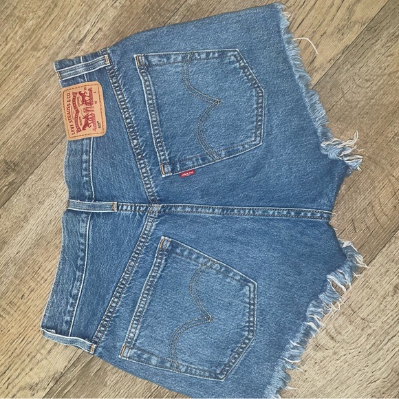 Women’s 501 Levi shorts - Picture 2 of 4